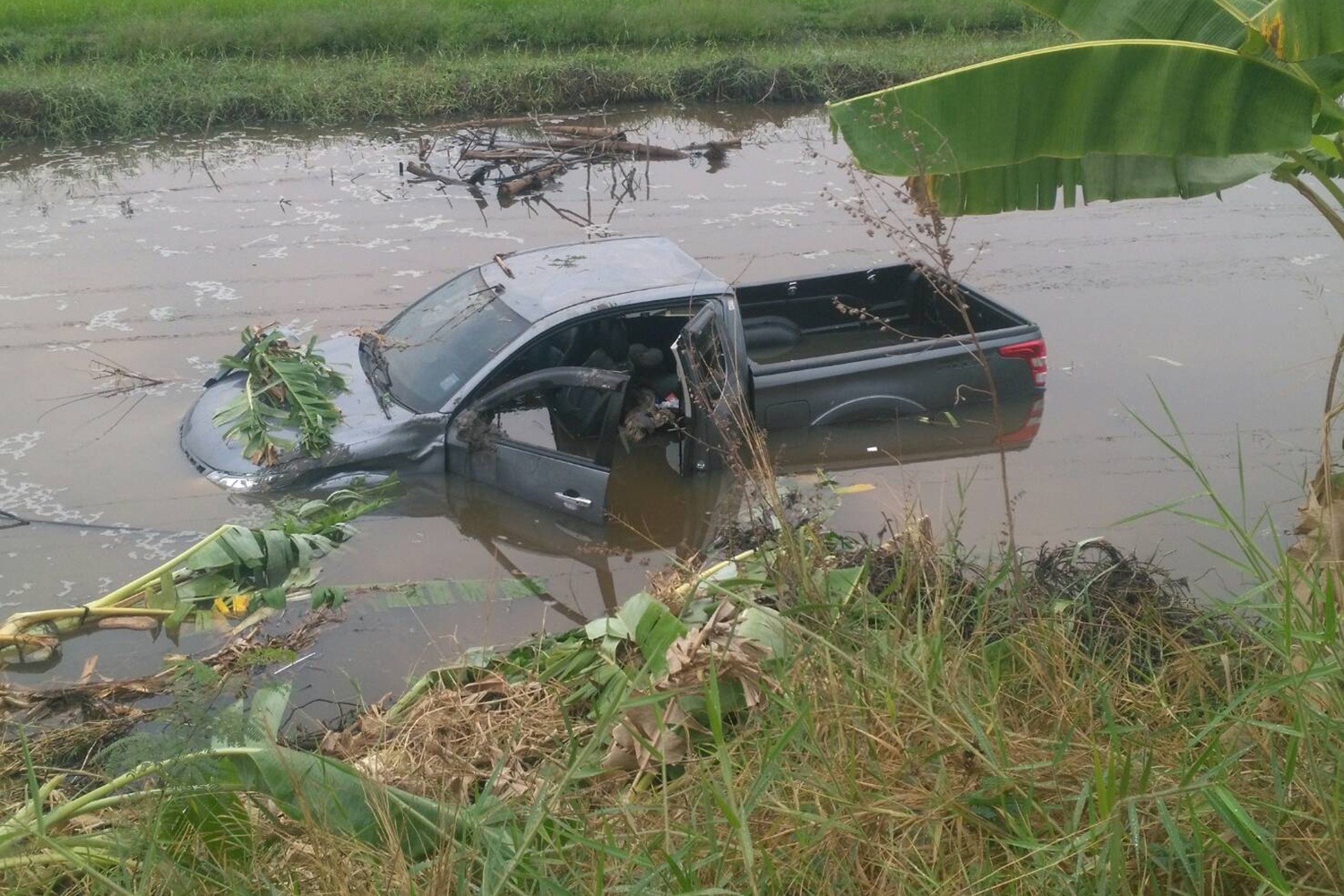 หนุ่มสาวขับกระบะฝ่าสายฝนตกลงบ่อน้ำรอดหวุดหวิด