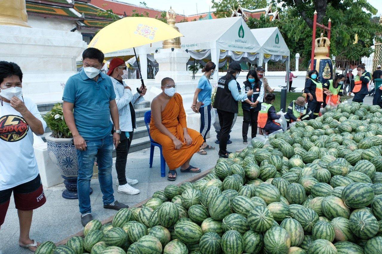 แจกแตงโม10ตันถวายเป็นพระราชกุศล'พระพันปีหลวง'