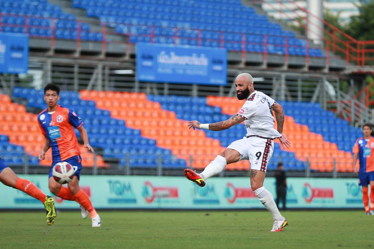 ซูม 4 นักเตะต่างชาติ ดาวซัลโวฟอร์มสุดฮอตที่เตรียมล่าตาข่ายต่อ